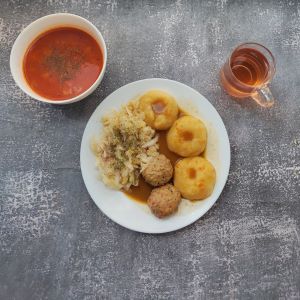 Dieta podstawowa  Zupaa ziemniaczana a'la solferino Kluski śląskie Klopsik wieprzowy pieczony Sos pieczeniowy Surówka z kapusty pekińskiej z olejem Kompot owocowy z jabłkami